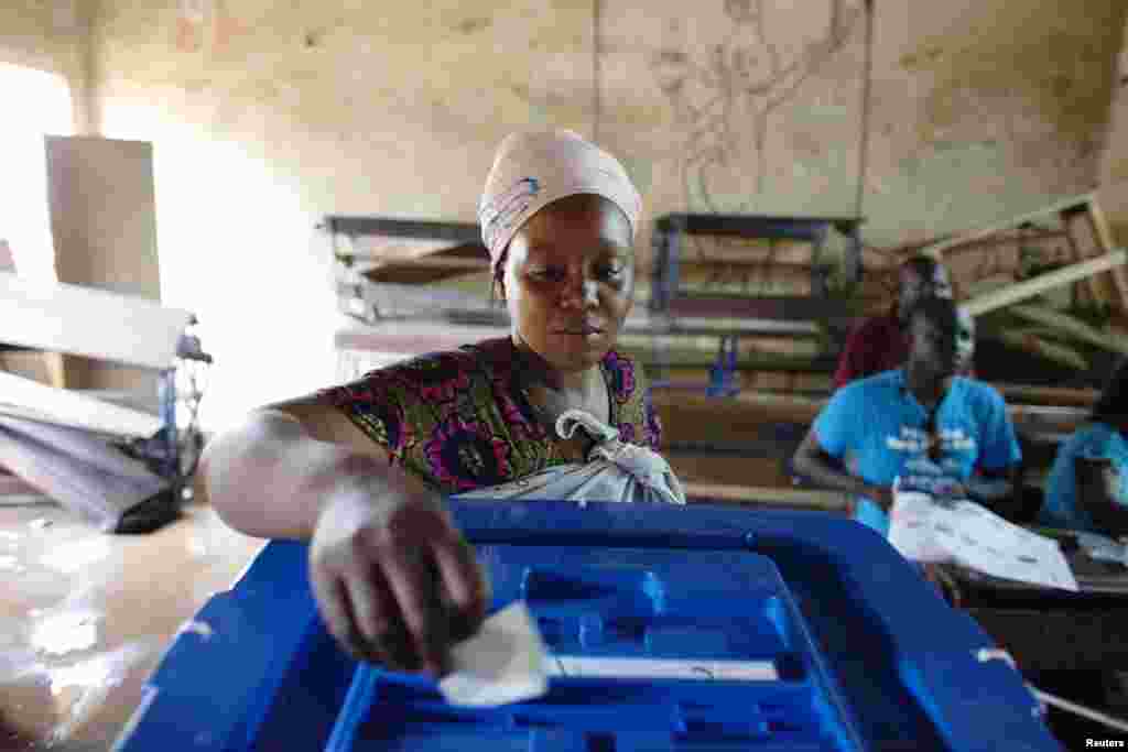 A woman votes during the second round of presidential elections in Bamako, August 11, 2013.