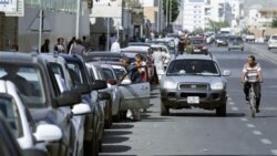 صف طويل اتومبيلها در مقابل پمپ بنزينها در پايتخت ليبی