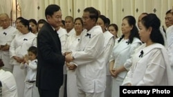 Thaksin shakes hand with Prime Minister Hun Sen when he attended the funeral ceremony of Hun Sen’s father.