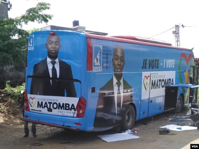 Opposition candidate Serge Espoir Matomba's campaign bus is seen in Yaounde, Cameroon, Sept. 22, 2018. (M.E. Kindzeka/VOA)