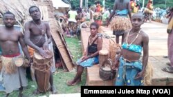 Les pygmées, membres d'un groupe de danse du département du Lom et Djerem, région de l'est au Cameroun, le 3 août 2017. (VOA/Emmanuel Jules Ntap)