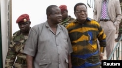 Desejado Lima da Costa (à direita) presidente da Comissão Eleitoral da Guiné-Bissau ao lado do General António Ndjai CEMG (Foto de arquivo)