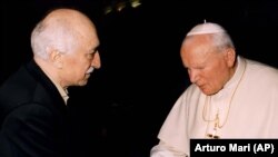 Fethullah Gülen 1998'de Vatikan'a giderek Papa 2. Jean Paul'le görüşmüştü (Foto: AP)