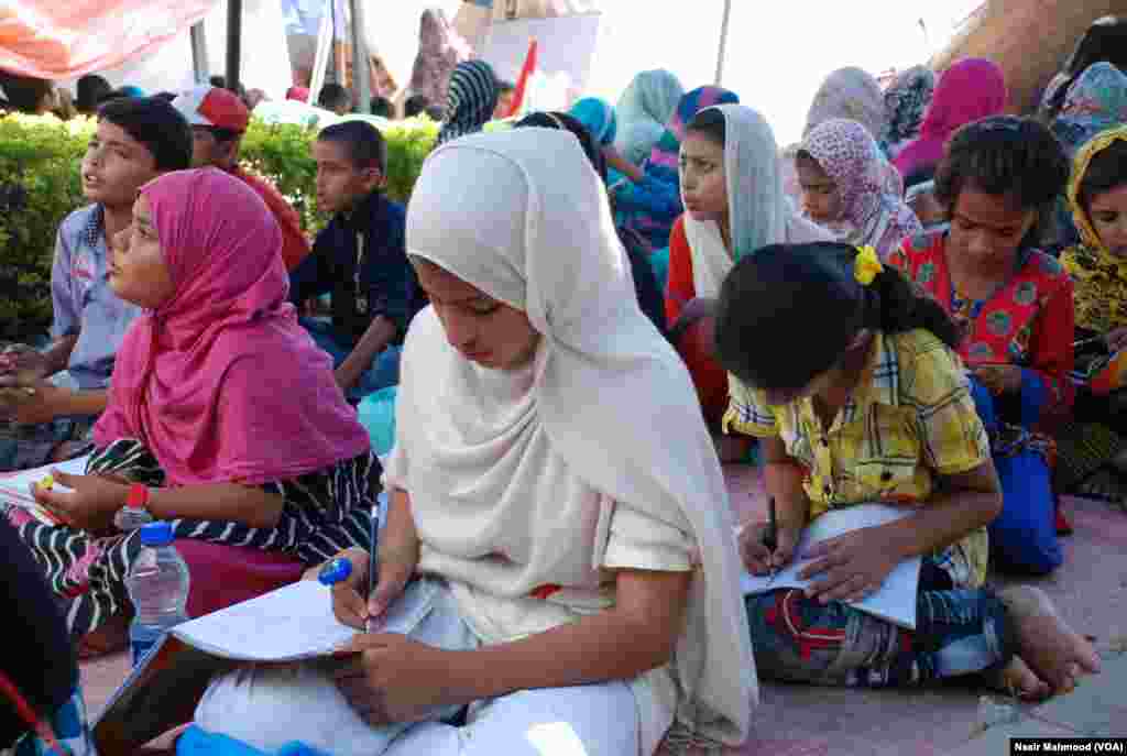 بلوچستان میں اسکول جانے والے بچوں میں 66 فیصد جب کہ وفاق کے زیر انتظام قبائلی علاقے میں 62 فیصد بچے اسکولوں سے باہر ہیں۔