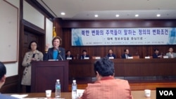 지난 27일 서울 국회도서관 회의실에서 열린 '북한주역들이 말하는 북한 자유화전략' 토론회에서 수전 숄티 자유북한연합 대표가 격려사를 하고 있다.