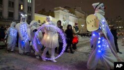 莫斯科市民穿天使盛裝慶祝聖誕節（AP）