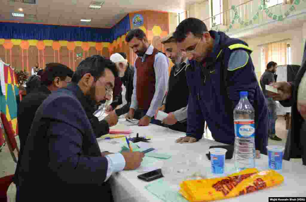 اسلام آباد کے دیہی اور شہری علاقوں پر مشتمل بلدیاتی انتخابات کے لیے پیر کو ووٹ ڈالے گئے۔