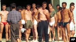 Zarboljenici ispred hangara u zatočeničkom objektu u Dretelju kod Čapljine u septembru 1993. godine