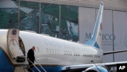 El secretario de Estado de Estados Unidos, Rex Tillerson, desciende del avión al llegar al aeropuerto de la ciudad de México el miércoles 22 de febrero de 2017.