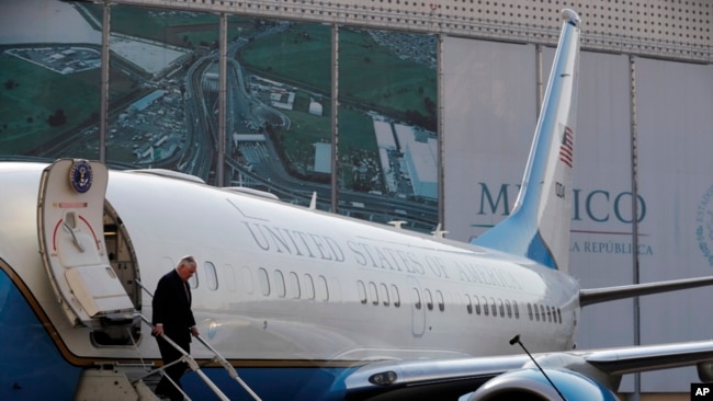 El secretario de Estado de Estados Unidos, Rex Tillerson, desciende del avión al llegar al aeropuerto de la ciudad de México el miércoles 22 de febrero de 2017.