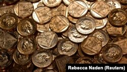 Koin baru dua pence terlihat di The Royal Mint, di Llantrisant, Wales, Inggris, sebagai ilustrasi. (Foto: REUTERS/Rebecca Naden)