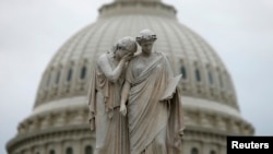 Hai bức tượng Đau buồn và Lịch sử trên Đài Tưởng niệm Hòa bình, hay Đài tưởng niệm Hải quân, trước trụ sở Quốc hội Hoa Kỳ