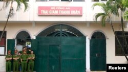 Ảnh minh họa: Cảnh sát đứng gác tại nhà tù Thanh Xuân ở ngoại ô Hà Nội, ngày 29 tháng 8, 2010. 