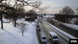 Cars traveling on the George Washington Memorial Parkway, Washington, D.C. (Diaa Bekheet/VOA)