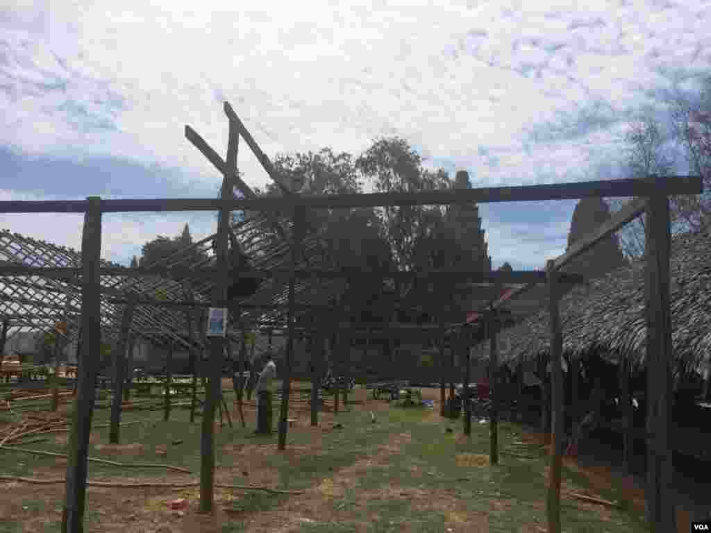 អាហារដ្ឋានថ្មីកំពុងត្រូវបានសង់នៅក្រៅបរិវេណជិតរបងប្រាសាទភ្នំរាប នៅក្នុងសង្កាត់ពន្សាំង ខ័ណ្ឌព្រែកព្នៅ ភ្នំពេញ កាលពីអាទិត្យ ទី៥ ខែមិថុនា ឆ្នាំ២០១៦។ (សើ សាយ្យាណា/VOA)