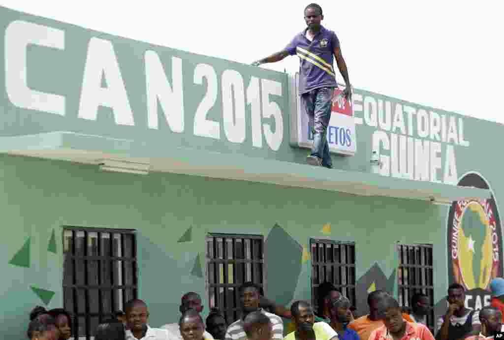 Un homme passe devant les écrits annonçant l&#39;ouverture du tournoi de la Coupe d&#39;Afrique des Nations de football à Bata, en Guinée équatoriale, le vendredi 16 janvier 2015.