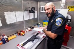 Wayne Garrish, detektif di Kepolisian Metropolitan DC, membahas senjata buatan AR-15 yang disita di pusat komando Biro Alkohol, Tembakau, dan senjata api di Washington DC, Kamis, 22 Juli 2021. (Foto: Jim Lo Scalzo/Pool via AP)