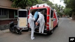 အိႏၵိယႏိုင္ငံ Mumbai ၿမိဳ႕မွာ COVID 19 လူနာကို သယ္ေဆာင္ေနတဲ့ ျမင္ကြင္း။ (ေမ ၂၈ ၊၂၀၂၀)