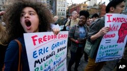 Protesti zbog smrti Fredija Greja održani su na Junion Skveru u Njujorku, 29. aprila. 