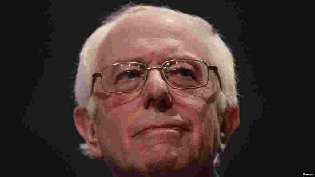 Bernie Sanders, l'autre candidat démocrate, prend la parole à Essex Junction, où se tient sa soirée électorale du "Super mardi", 1er mars 2016.
