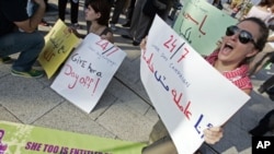 Activists hold banners - one of which (R) reads, "I am a worker, not a servant" - during a demonstration to support the rights of migrant domestic workers in Lebanon, in Beirut, Lebanon, May 1, 2010 (file photo)