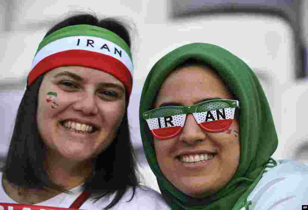 زنان ایرانی در ورزشگاه های امارات به اختیار با حجاب و بی حجاب حضور داشتند. جمهوری اسلامی حتی اجازه حضور زنان برای تماشای بازی های فوتبال مردان را نمی دهد.