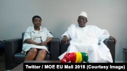 La chef de la mission de l'UE, Cécile Kyenge, s’entretient avec le candidat de l’opposition Soumaïla Cissé la veille de la présidentielle, au Mali, le 11 août 2018i. (Twitter/MOE UE Mali 2018)