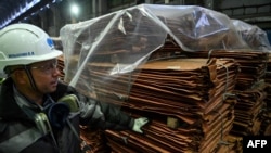 Lembaran tembaga di Kola Mining and Metallurgical Company (Kola MMC), sebuah unit perusahaan logam dan pertambangan Rusia Nornickel, di kota Monchegorsk di wilayah Murmansk, 25 Februari 2021. (Foto: dok).

