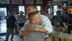 Барак Обама "завис" в обіймах