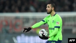 Nabil Bentaleb lors d'un match entre le FC Augsburg Schalke 04, Allemagne, le 15 décembre 2018.