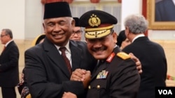 Plt. Ketua KPK, Taufiequrrachman Ruki (kiri) bersama Calon Kapolri Komjen (Pol) Badrodin Haiti seusai pelantikan pimpinan KPK di Istana Negara Jakarta, Jumat 20 Februari 2015 (VOA/Andylala).