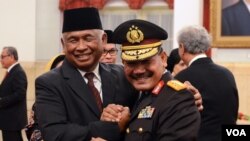 Ketua sementara KPK, Taufiqurrahman Ruki (kiri), bersama calon Kapolri Komjen (Pol) Badrodin Haiti seusai pelantikan pimpinan KPK di Istana Negara Jakarta (20/2). (VOA/Andylala Waluyo).