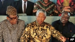 Le président sud-africain Nelson Mandela, au centre, médiateur de la crise congolaise avec le président zaïrois Mobutu Sese Seko et le chef rebelle Laurent-Désiré Kabila, à bord du SAS Outeniqua dans le port de Pointe Noire, le 4 mai 1997