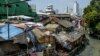 Pemukiman kumuh dengan latar gedung-gedung pencakar langit di Jakarta, 4 Juli 2017.