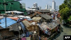 Pemukiman kumuh dengan latar gedung-gedung pencakar langit di Jakarta, 4 Juli 2017.