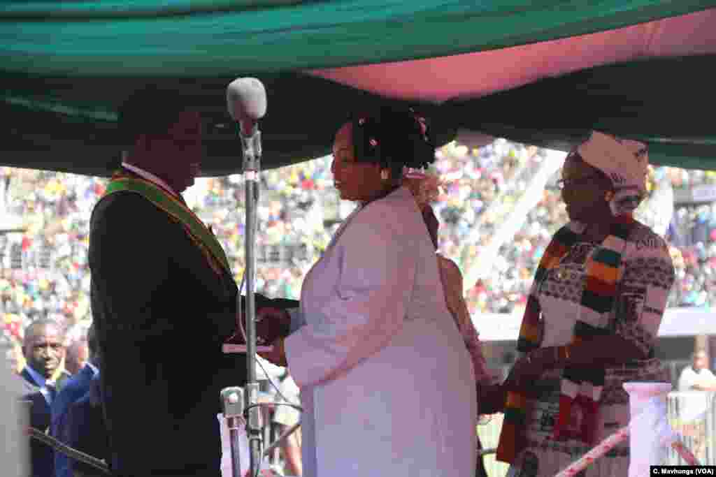 Priscilla Chigumba, the head of Zimbabwe Electoral Commission talking to President Emmerson Mnangagwa in Harare, Aug. 26, 2018.