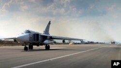 Los aviones de combate rusos SU-24M usan la base aérea Hmeimim en Siria. 