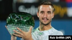 Viktor Troicki sa trofejem posle pobede nad Kazahstancem Kukuškinom