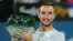 Viktor Troicki sa trofejem posle pobede nad Kazahstancem Kukuškinom