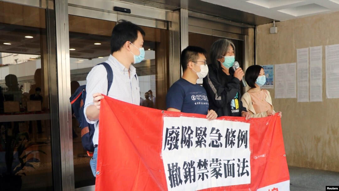 Veteran pro-demokrasi Hong Kong, Leung Kwok-hung memberikan keterangan kepada media sebelum putusan Pengadilan Banding tentang UU anti-masker di Hong Kong, 9 April 2020.