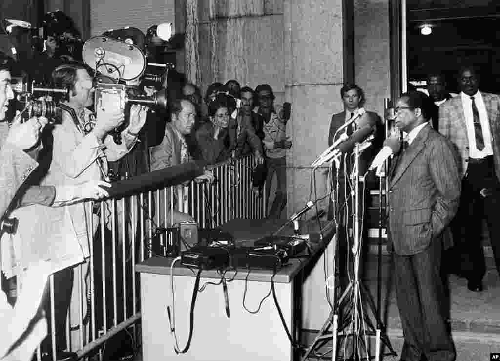 Patriotic Front leader Robert Mugabe (R) gives a press conference in Geneva, Switzerland, October 29, 1976. (AFP)