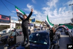 Sirijci u Libanu slave pad Asadovog režima (Foto: AP/Hassan Ammar)