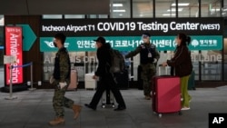 來自中國的旅客2023年1月10日抵達南韓仁川機場