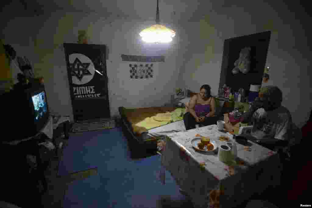 چار سال قبل یونان میں قرضوں کے بحران کے باعث لاکھوں لوگ اپنی نوکریوں سے ہاتھ دھو بیٹھے اور نہ صرف بے روزگاری بلکہ بے گھر افراد کی تعداد میں بھی قابل ذکر اضافہ ہوا۔