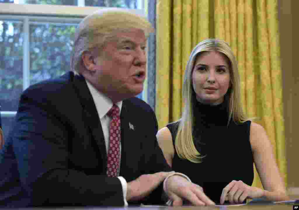 Presidente Donald Trump com a filha Ivanka Trump,fala por video-conferência com Peggy Whitson, comandante da estação espacial da NASA. Abril 24, 2017