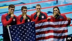 Nathan Adrian, Michael Phelps, Ryan Murphy dan Cody Miller dengan medali emas mereka di pada medley relay 4 kali 100 meter.