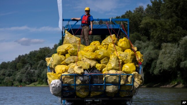 Duke transportuar mbetjet nga gotat plastike në Hungari