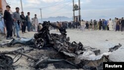 2021년 5월 8일 아프간 카불 주민들이 폭탄이 터진 현장에 서있다. 