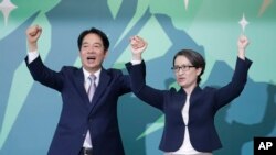 台湾总统大选民进党总统候选人赖清德（左）2023年11月20日宣布台湾驻美国代表萧美琴为他的竞选搭档。（美联社）