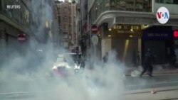 Policía de Hong Kong arroja gas lacrimógeno contra manifestantes